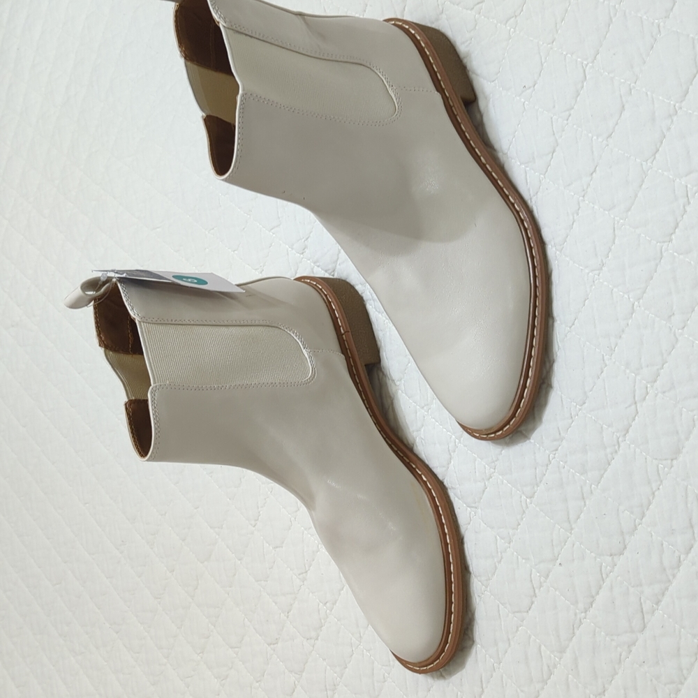 Women's sz 8 Universal Thread bone color boots New